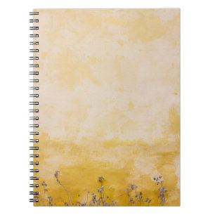 Carnet Fleurs à côté du mur jaune