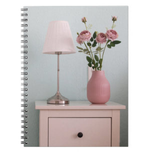 Carnet Fleurs Roses rose pâle sur le stand de nuit