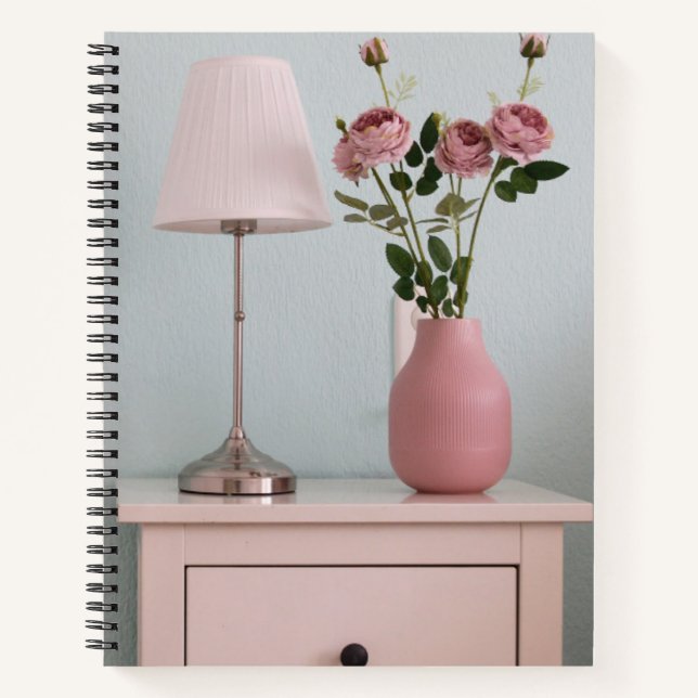 Carnet Fleurs | Roses rose pâle sur le stand de nuit (Devant)
