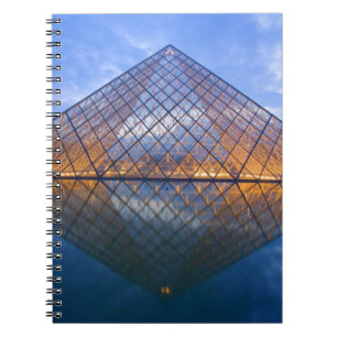 Carnet France, Paris. Le Louvre au crépuscule. Crédit