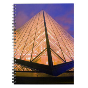 Carnet France, Paris. Le musée du Louvre au crépuscule. 2