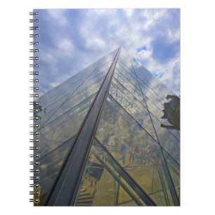 Carnet France, Paris. Les nuages se reflètent sur le Louv
