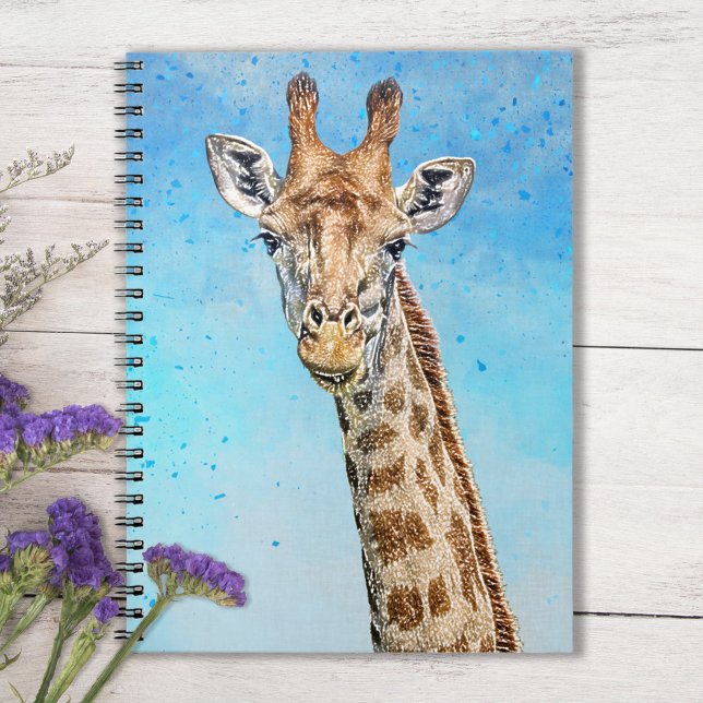 Carnet Giraffe curieuse avec Ciel de Confetti Bleu (Sky Blue Notebook with Smiling Giraffe on Tabletop with purple flowers)