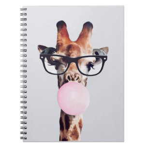CARNET GIRAFFE PORTANT DES VERRES SOUFFRANT UN BUBBLEGUM