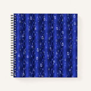 Carnet gouttes de pluie sur le métal bleu