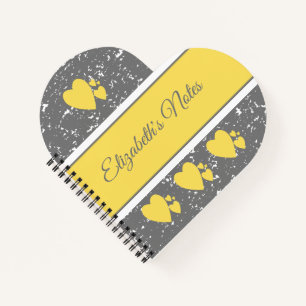 Carnet Gris et jaune avec un nom et des coeurs d'amour