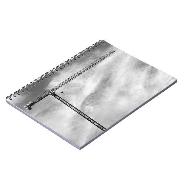 Carnet Grue de construction et ciel photo noir et blanc (Côté gauche)