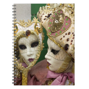 Carnet Italie, Venise, île de Burano. Femme habillée en