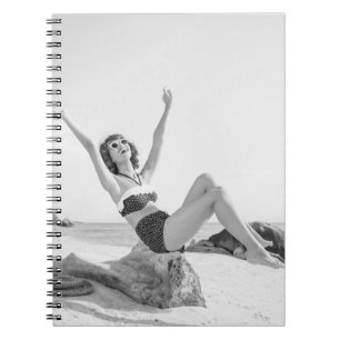 Carnet Jeune femme attirante en bikini sur la plage