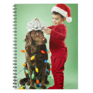 Carnet Jeune garçon enroulant des lumières de Noël autour
