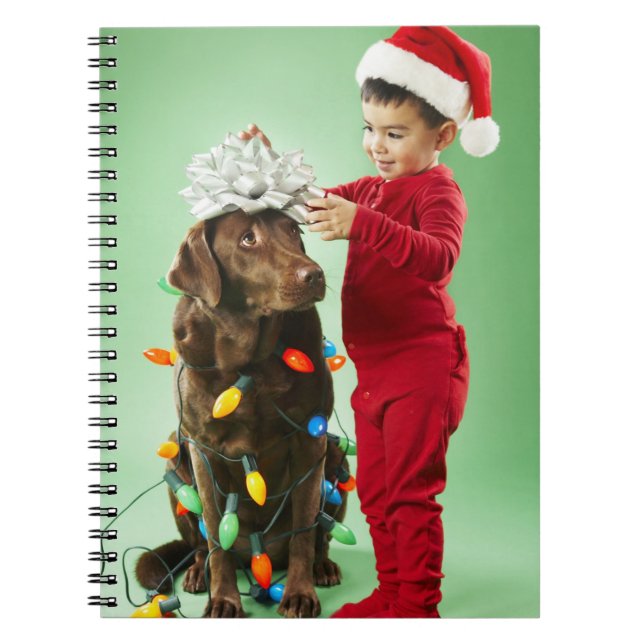 Carnet Jeune garçon enroulant des lumières de Noël autour (Devant)
