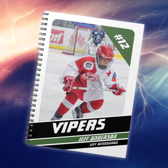 Carnet Joueur De Hockey Gardez Le Vigoureux Blanc Vert (Sleek white and green notebook featuring a young hockey player. Perfect for kids.)