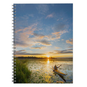 Carnet Kayakiste homme pagayant en kayak de mer sur une e