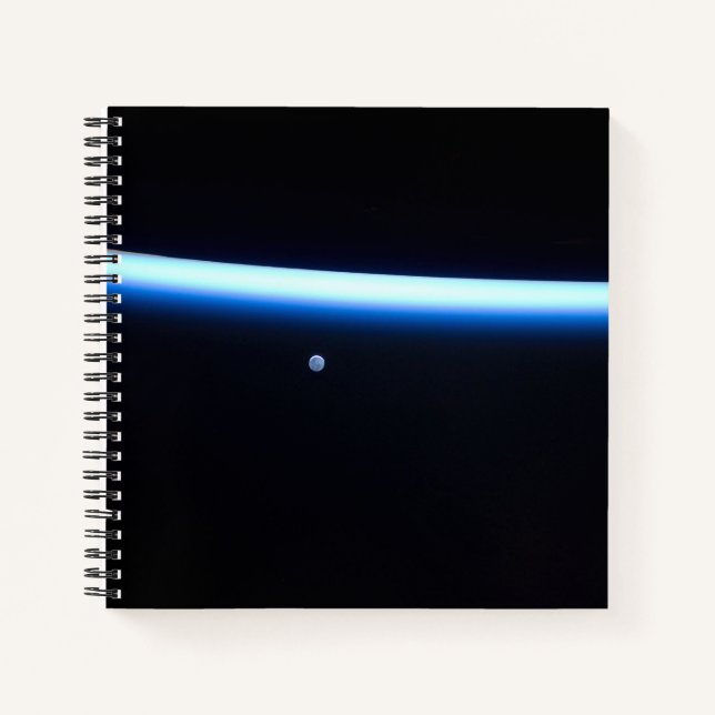 Carnet La fine ligne de l'atmosphère terrestre et une lun (Devant)