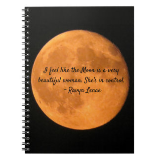 Carnet La lune est comme une citation et une photo de fem