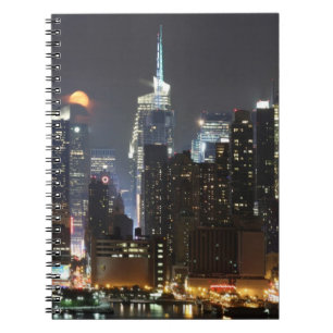 Carnet La lune se lève au-dessus du Midtown New York.
