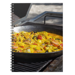 Carnet La paella est cuite sur un grill