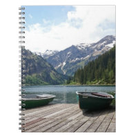 Lac alpin paisible et bateaux Photographie
