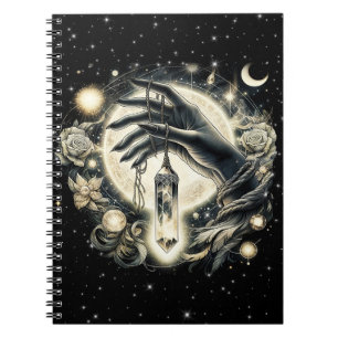 Carnet Main tenant un cristal sous le clair de lune