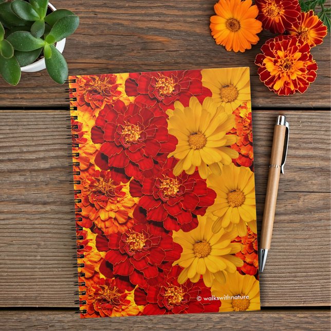 Carnet Médaille des Marigolds rouge jaune et orange (A Medley of Red, Yellow and Orange Marigolds Journal Cover Photo)
