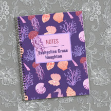 Méduse océanique et coquillages violets