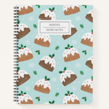 Mignons pudings de noël sur bleu clair