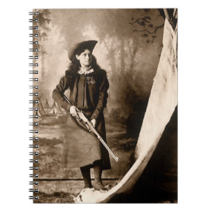 Carnet Miss Annie Oakley avec pistolet, Portrait photo Vi