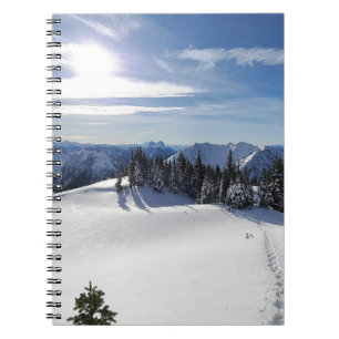 Carnet Montagnes enneigées et conifères