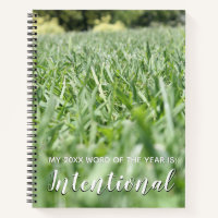 Mot du année 2018 Intentional avec de l'herbe vert