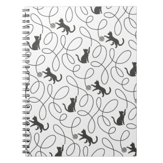 Carnet Motif de chat noir joueur et boule de fil