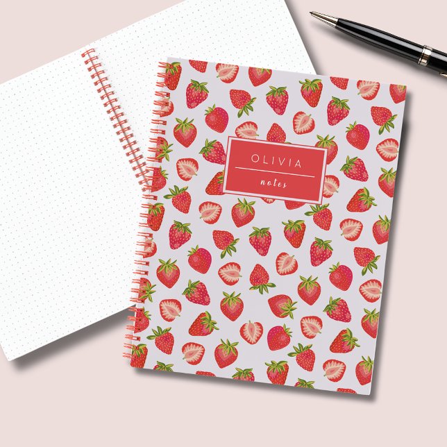 Carnet Nom du Motif de fraise d'été personnalisé (Strawberry patten notebook with personalized name or text of your choice.)