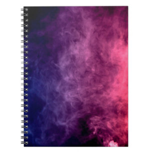 Carnet Nuages colorés de fumée violette et bleue sur le d