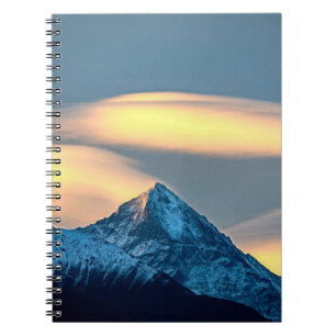 Carnet Nuages uniques sur des montagnes enneigées