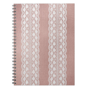 Carnet Or rose métallique, texture dentelle blanc cassé.