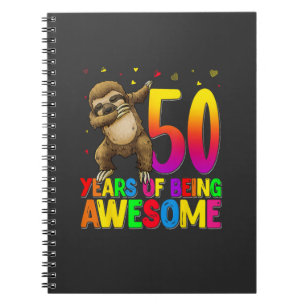 Carnet Paresseux faisant le dab pour son 50e anniversaire