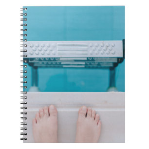 Carnet Personne debout sur l'échelle de la piscine
