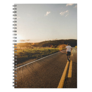 Carnet Personne qui court sur la route le matin