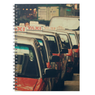 CARNET PERSONNE QUI SE TROUVE PRÈS DU TAXI PARKING PENDA