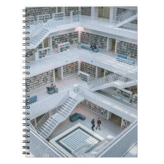 CARNET PERSONNES MARCHANT À L'INTÉRIEUR DE LA BIBLIOTHÈQU