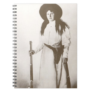Carnet Photo Portrait d'une fille qui tient un fusil, c19