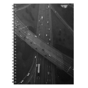 CARNET PHOTOGRAPHIE AÉRIENNE DU VÉHICULE SUR LA ROUTE