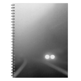 Carnet Projecteurs d'un pare-brise dans une nuit pluvieus