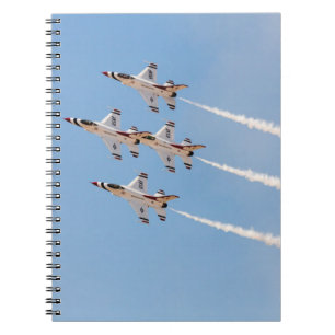 Carnet Quatre F-16 Thunderbirds volent en formation rappr
