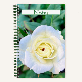 Carnet rose qui peut aussi servir de journal.