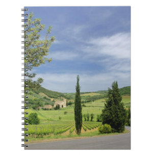 Carnet Route de campagne sinueuse entre des cyprès en