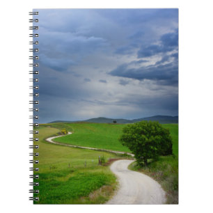 Carnet Route d'enroulement sous un ciel foncé