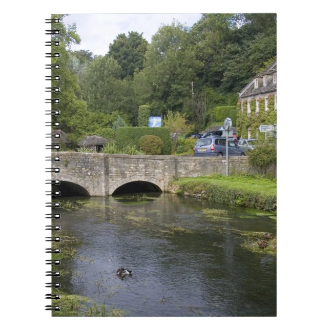 Carnet Ruisseau à truites dans le village de Bibury, (Devant)