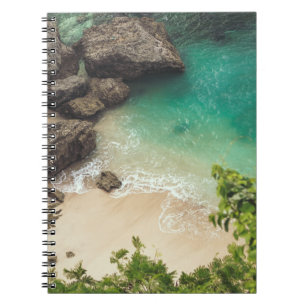 Carnet Sandy Beach Cove avec arbres verts, rochers et oc
