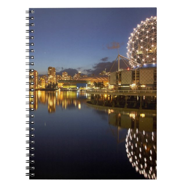 Carnet Science World et CBD se reflètent dans False Creek (Devant)