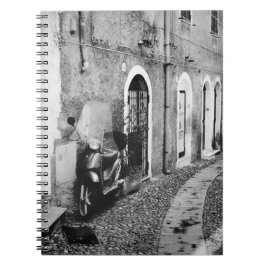 Carnet Scooter dans une rue en Italie en noir et blanc